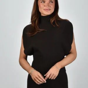 Lisa Yang top Zaya 2024225 dark oak